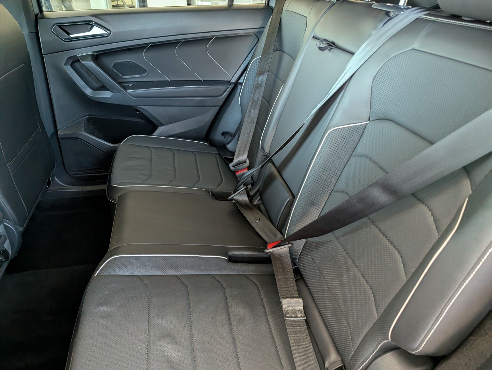 Used 2024 Volkswagen Tiguan SEL R-Line w/ MDO Package, Two-Row AWD/4WD image 13
