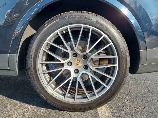 Used 2023 Porsche Cayenne Platinum Edition image 34