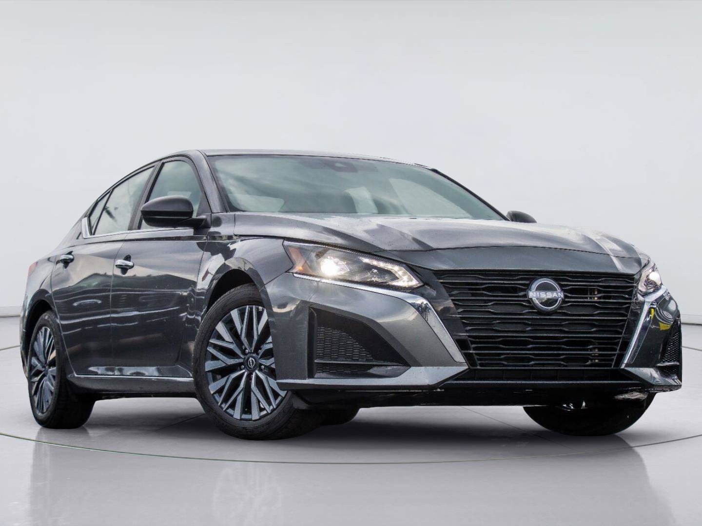 Used 2025 Nissan Altima 2.5 SV FWD image 2
