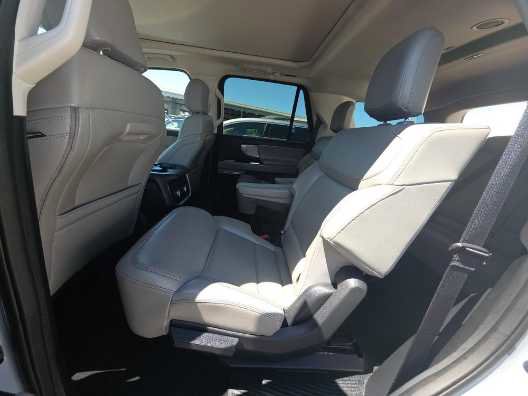 Used 2025 Ford Expedition Active AWD/4WD image 3