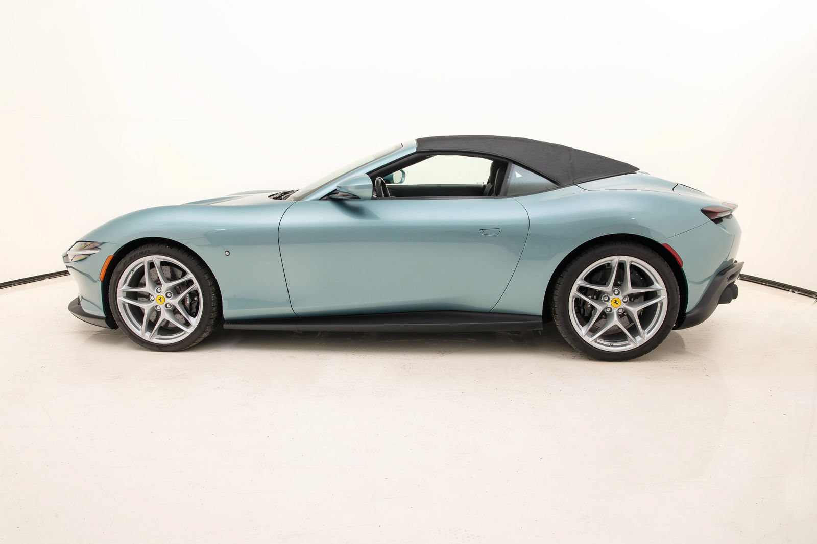 Certified 2025 Ferrari Roma Spider RWD image 29