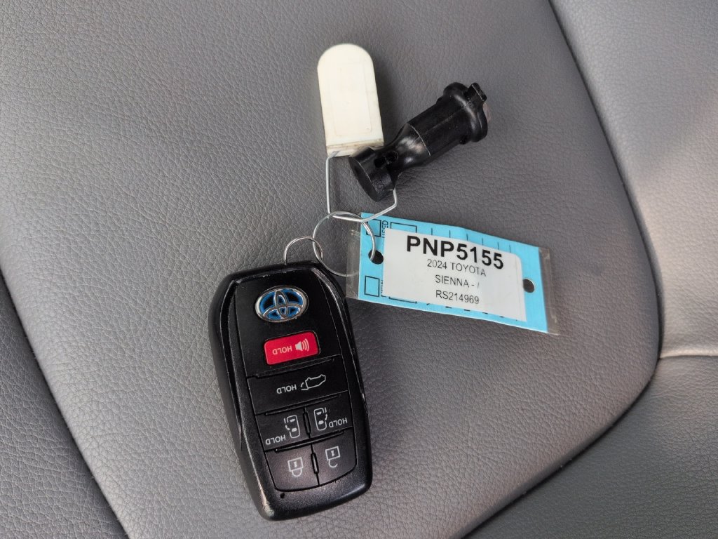 Used 2024 Toyota Sienna XLE FWD image 33