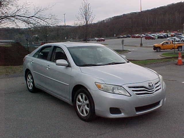 Used 2010 Toyota Camry LE image 2