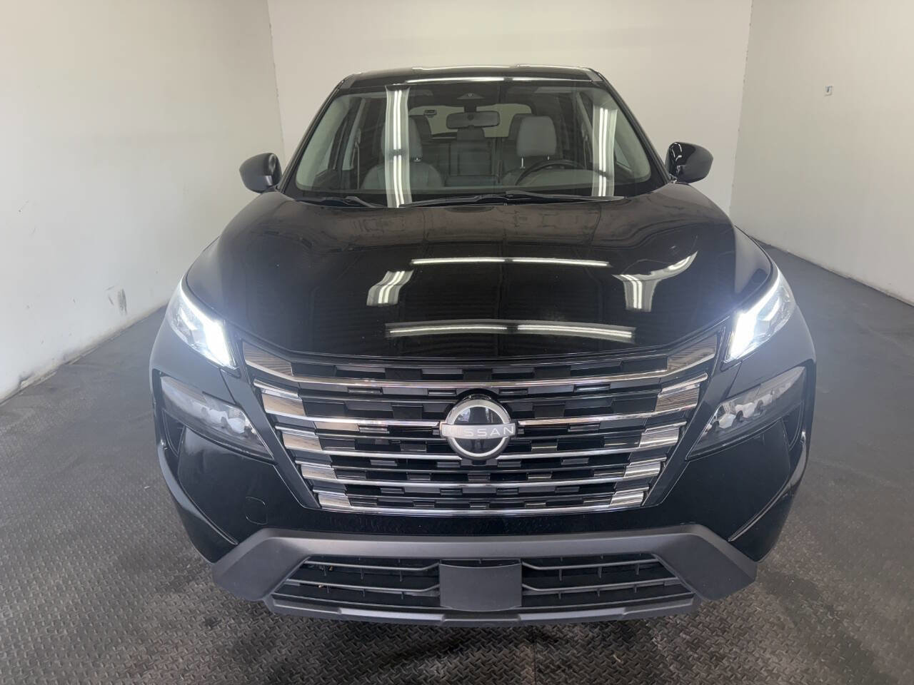 Used 2024 Nissan Rogue SV image 3