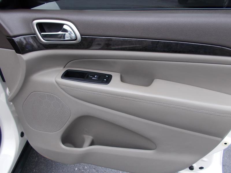 Used 2012 Jeep Grand Cherokee Laredo w/ Laredo E Group image 24