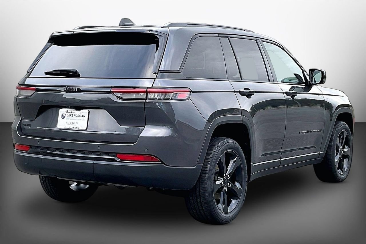 Used 2023 Jeep Grand Cherokee Altitude AWD/4WD image 8