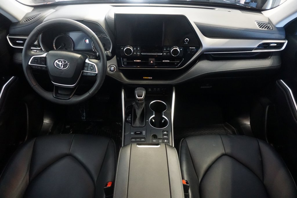 Certified 2023 Toyota Highlander XLE image 24