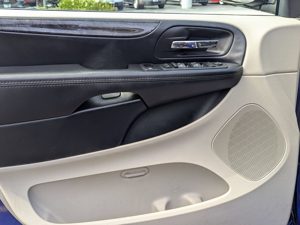 Used 2019 Dodge Grand Caravan SE w/ UConnect Hands-Free Group FWD image 12