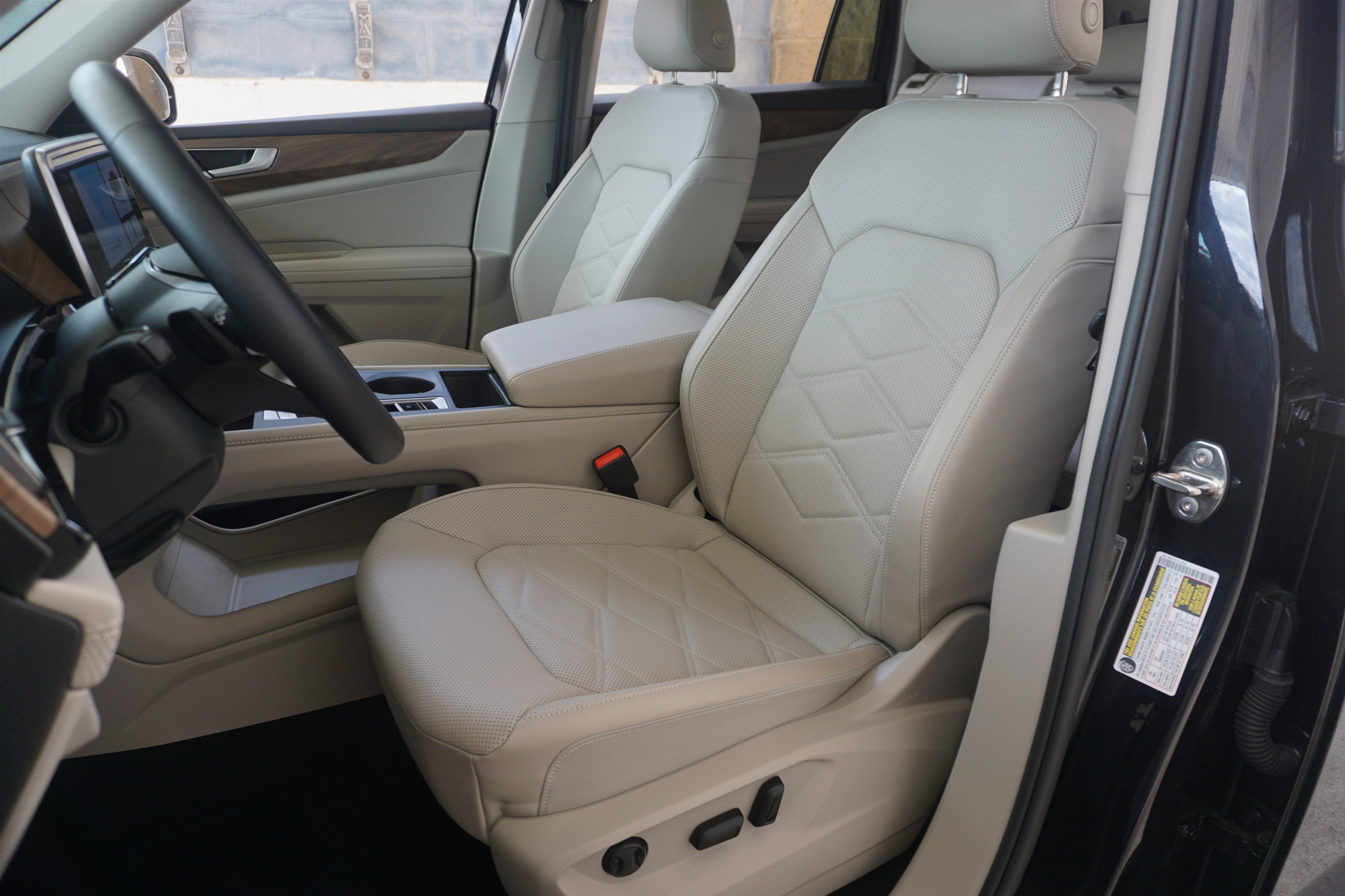 Used 2025 Volkswagen Atlas SE image 16