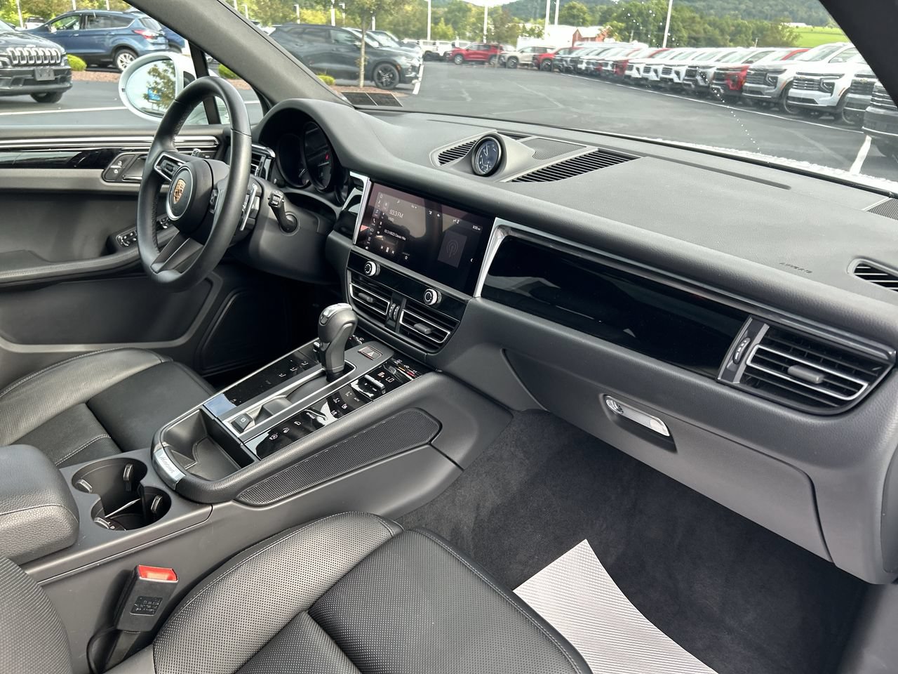 Used 2025 Porsche Macan AWD/4WD image 15