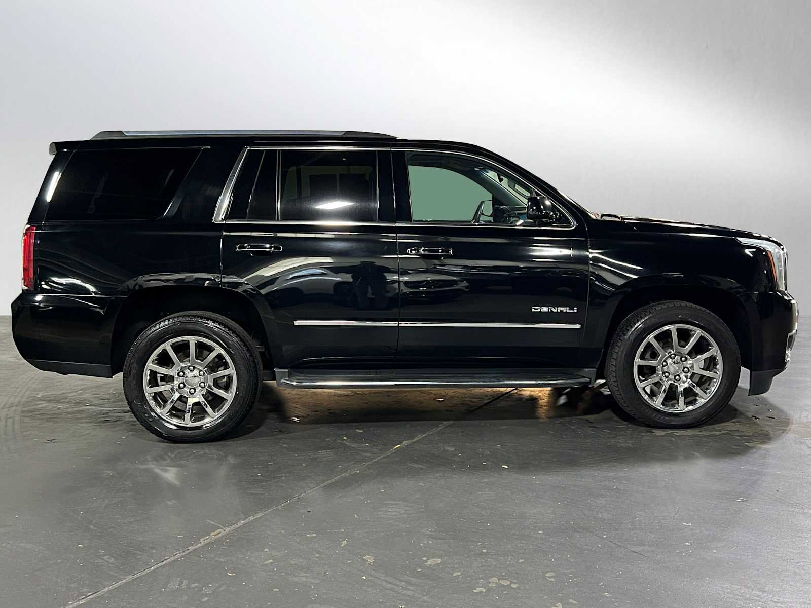 Used 2017 GMC Yukon Denali image 2