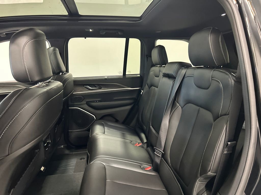 New 2025 Jeep Grand Cherokee Limited w/ Luxury Tech Group II image 32