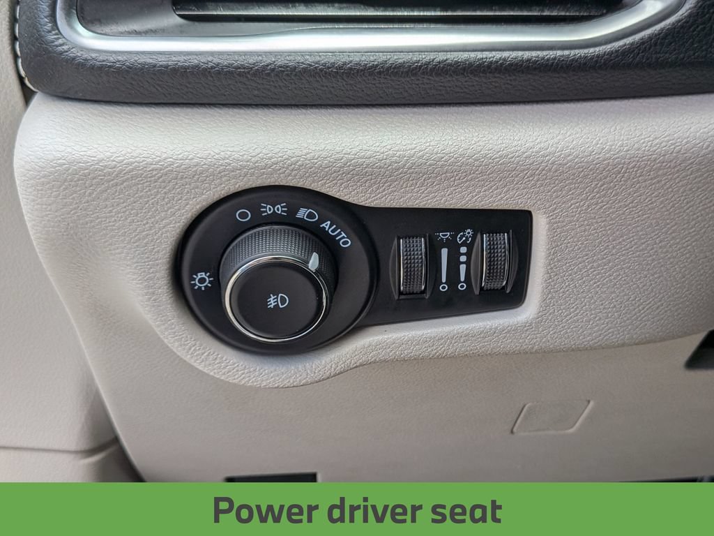 Used 2023 Chrysler Pacifica Limited FWD image 19