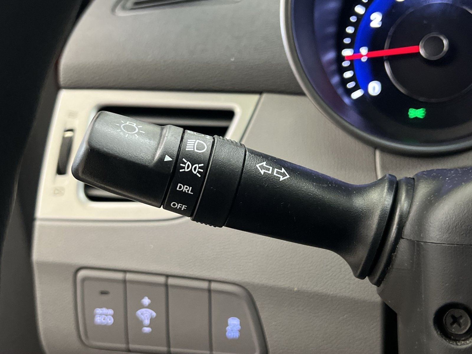 Used 2014 Hyundai Elantra SE FWD image 32
