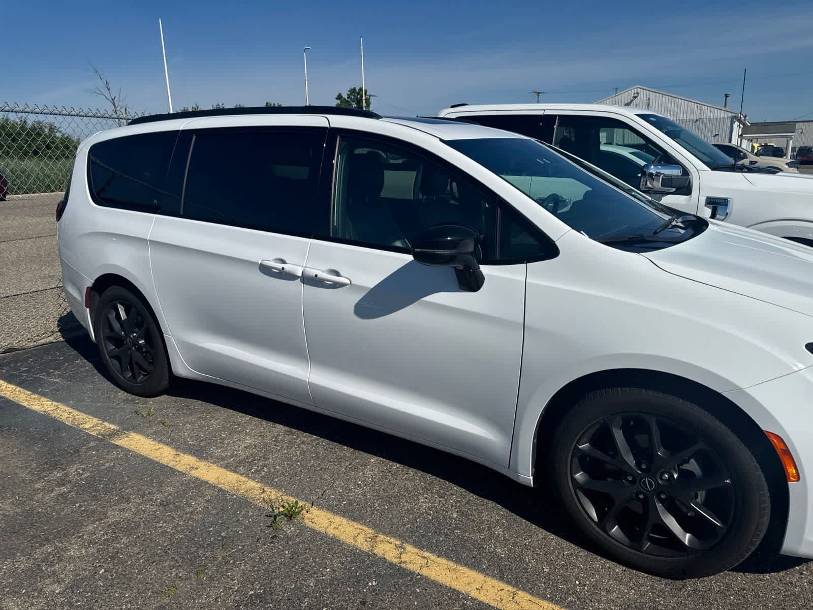Used 2025 Chrysler Pacifica Limited FWD image 9
