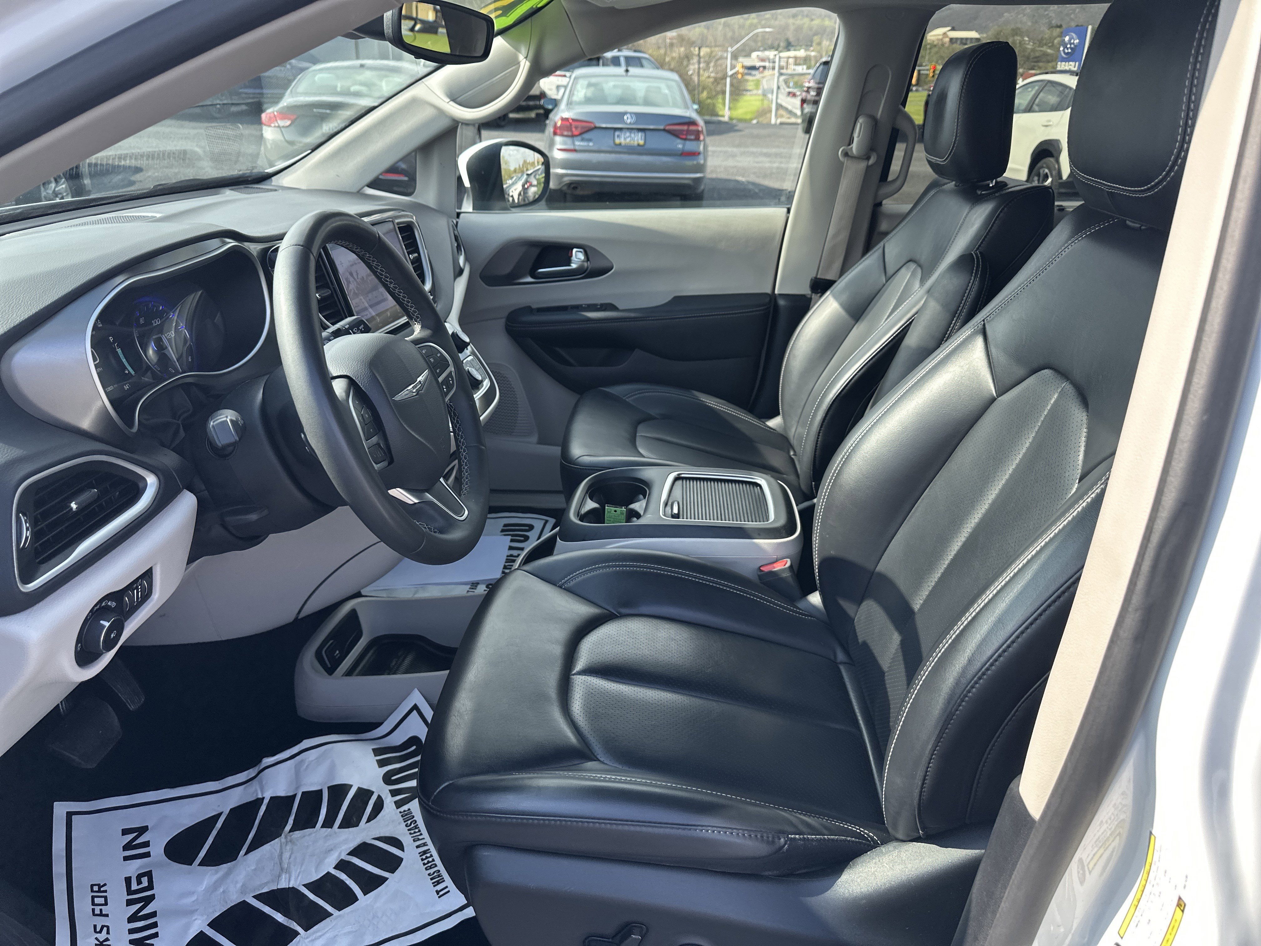 Used 2023 Chrysler Pacifica Touring-L image 12