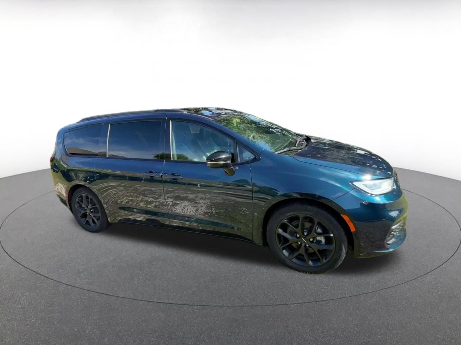Used 2025 Chrysler Pacifica Limited FWD image 2