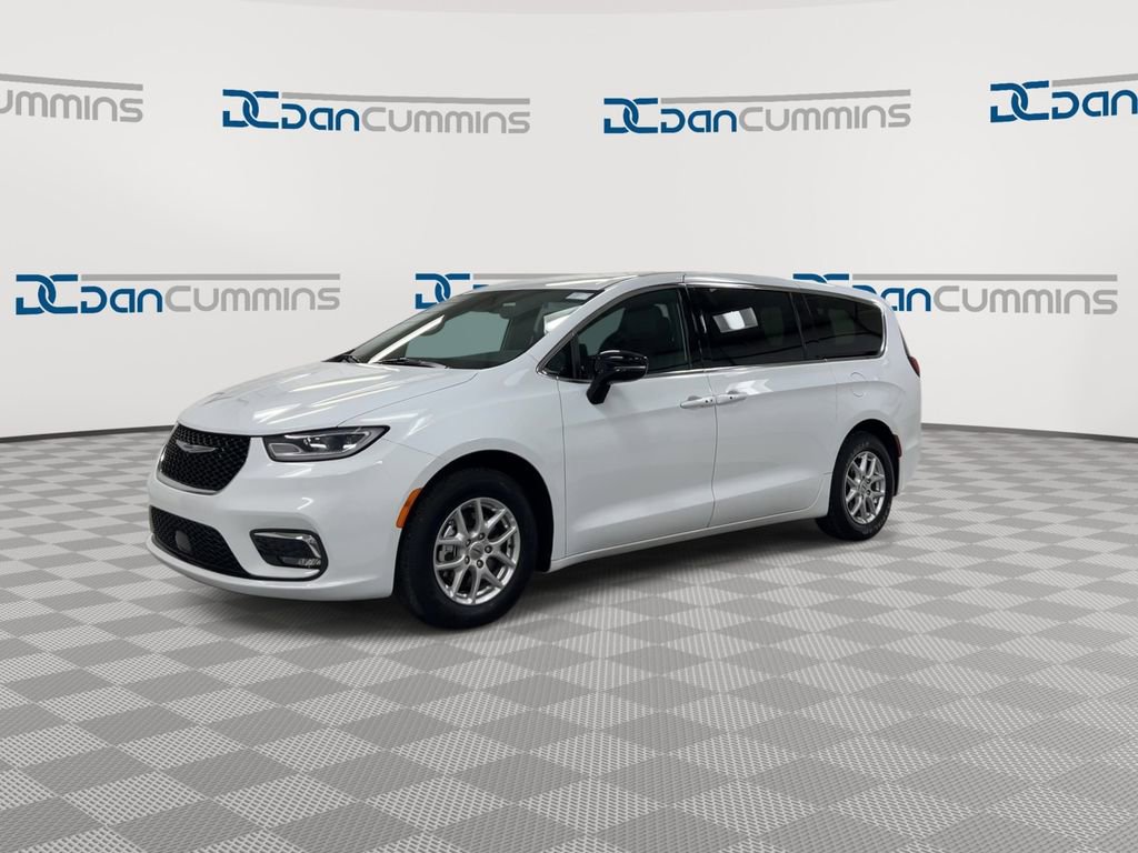 Used 2025 Chrysler Pacifica Select image 4