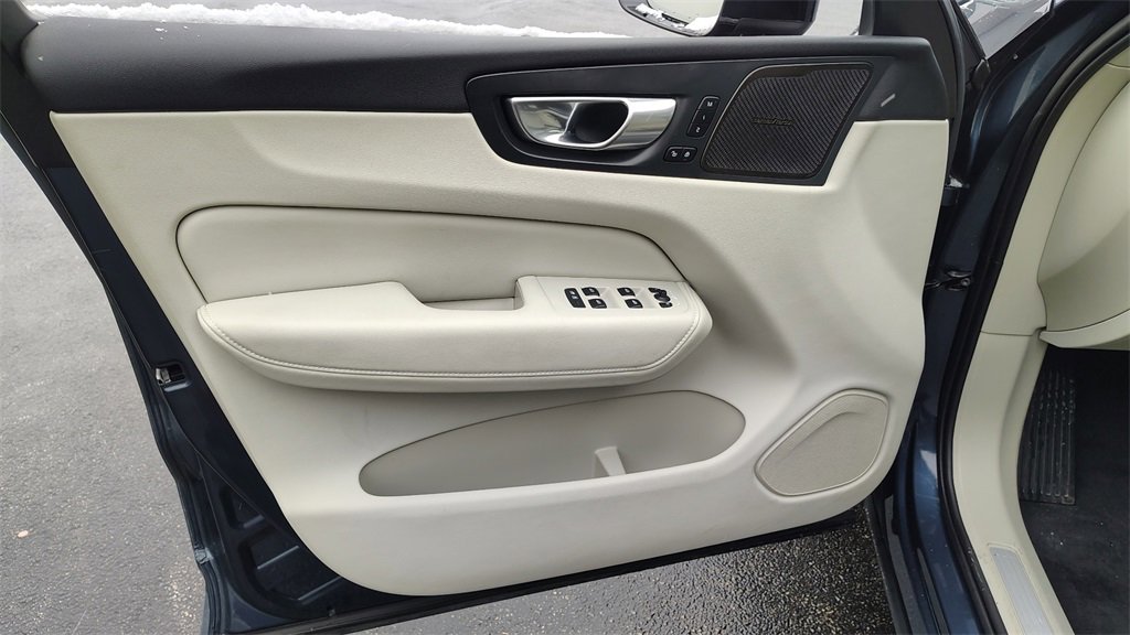 Certified 2023 Volvo XC60 B5 Plus w/ Climate Package image 8