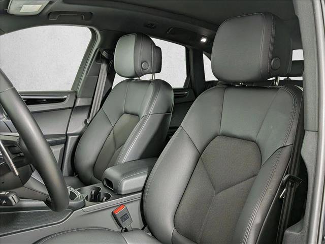 Certified 2023 Porsche Macan image 5