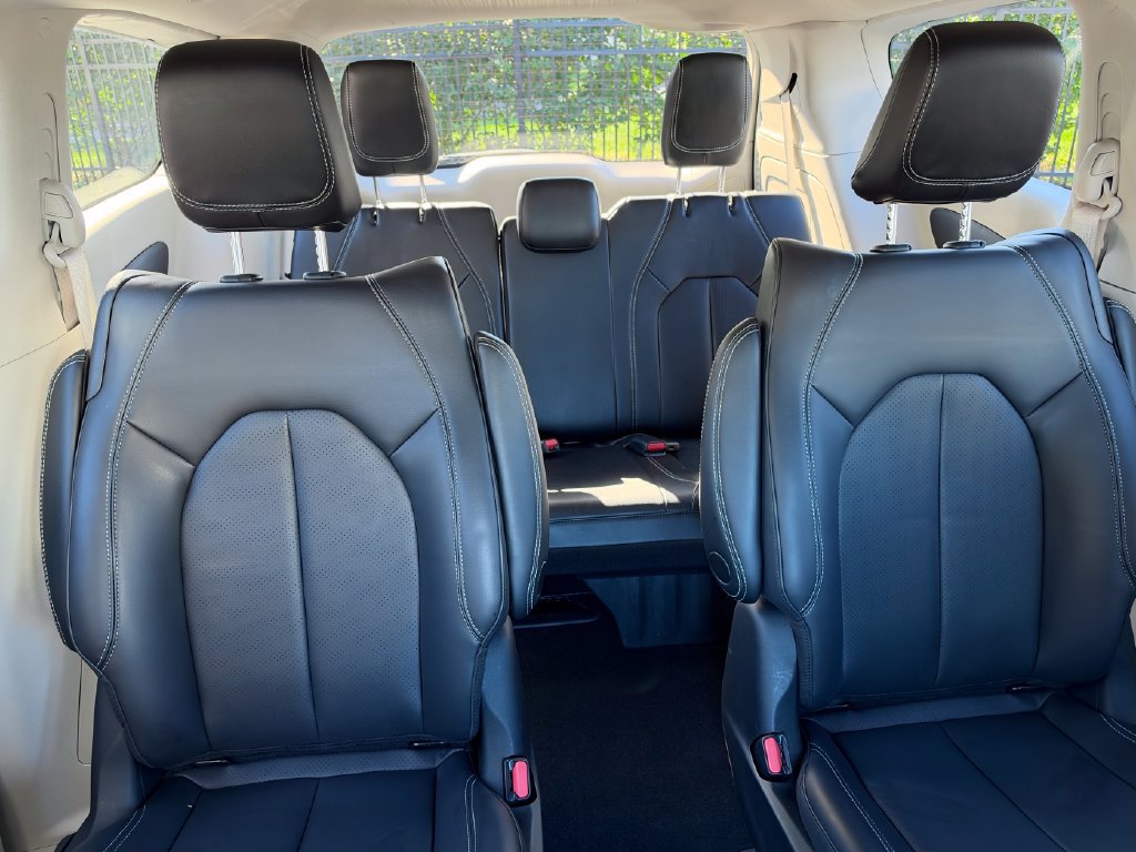 Used 2023 Chrysler Pacifica Touring-L FWD image 15