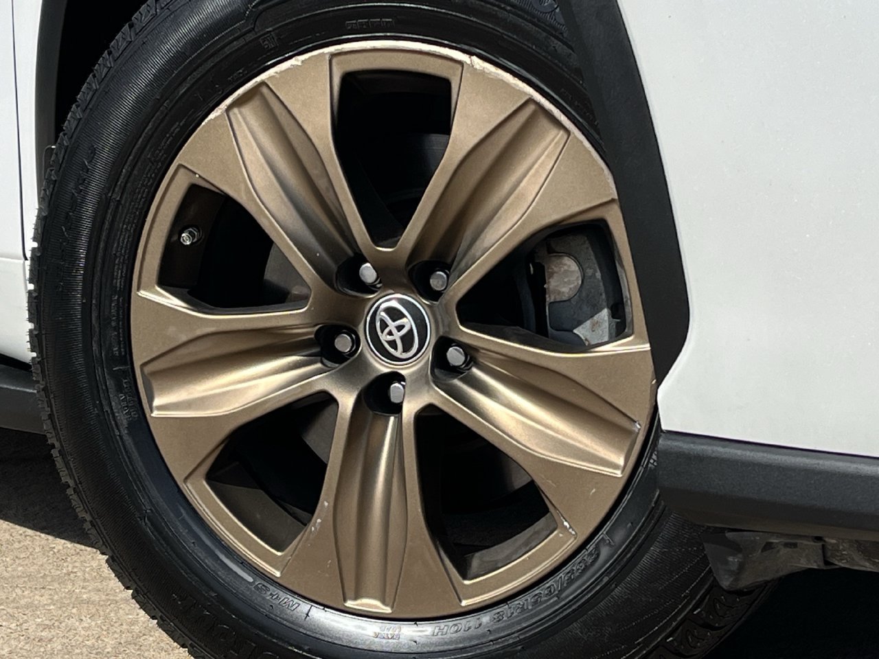 Used 2023 Toyota Highlander Bronze Edition FWD image 28