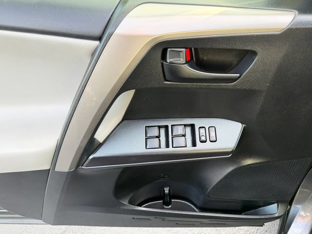 Used 2018 Toyota RAV4 LE AWD/4WD image 13