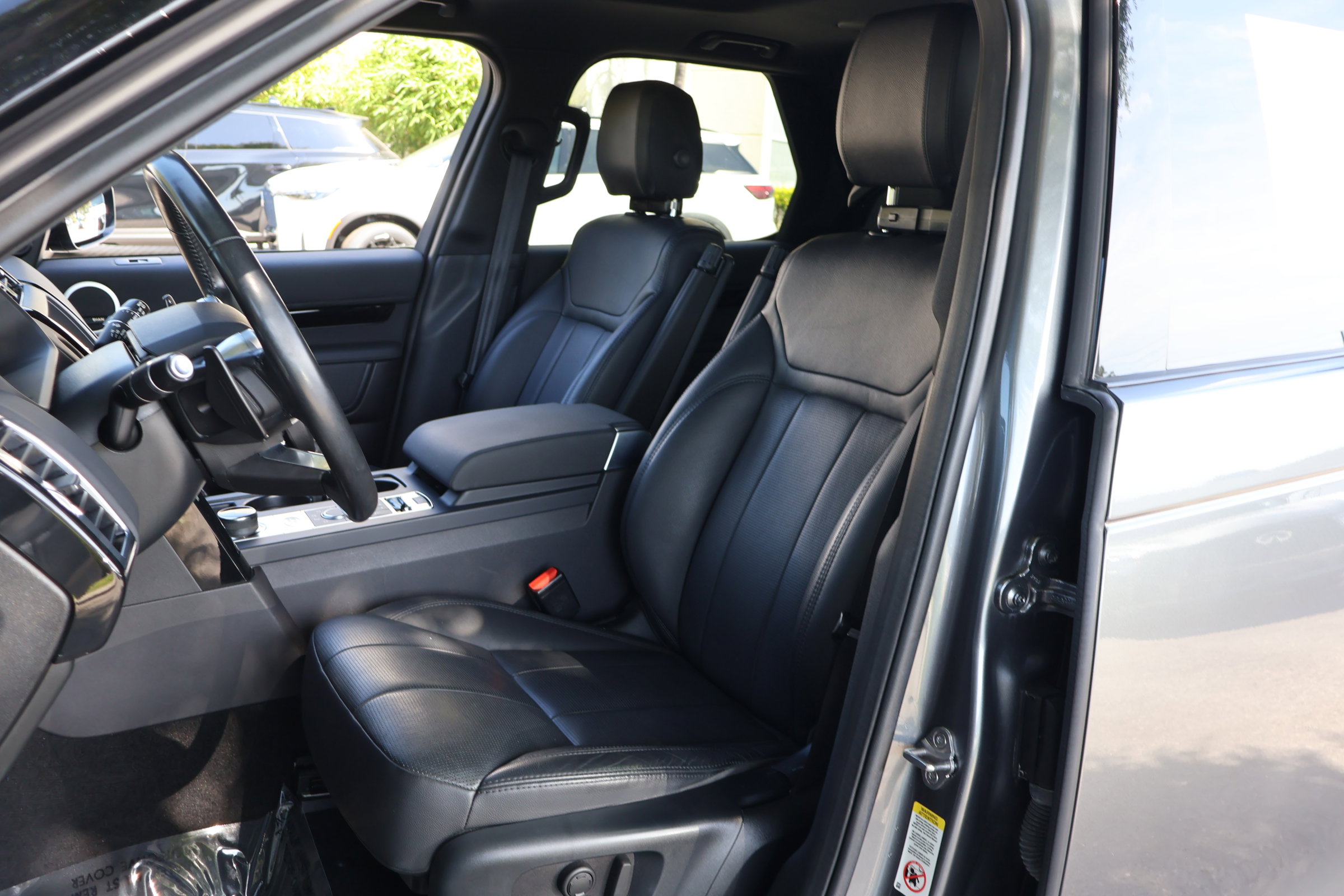 Used 2019 Land Rover Discovery SE AWD/4WD image 2