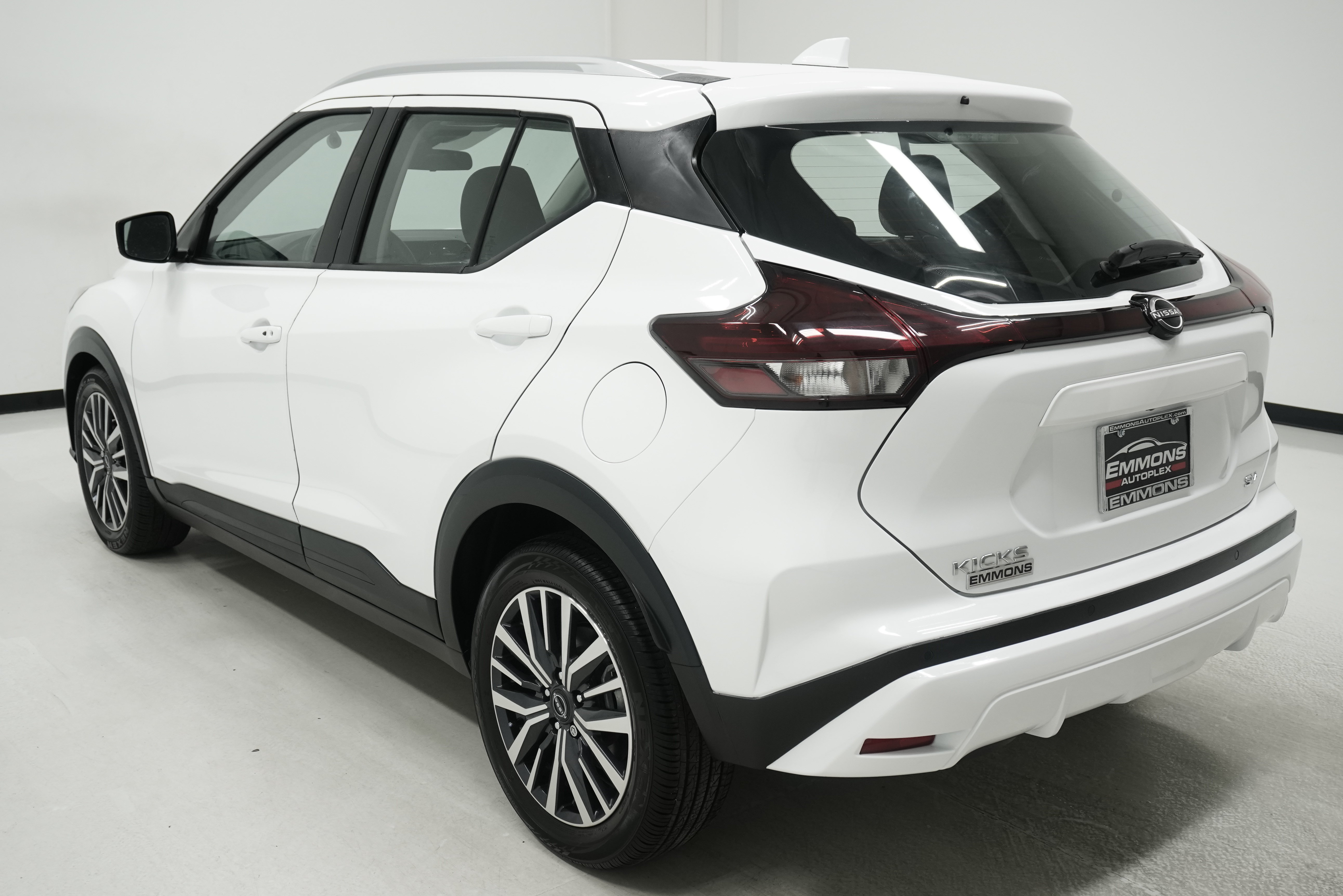 Used 2023 Nissan Kicks SV FWD image 6