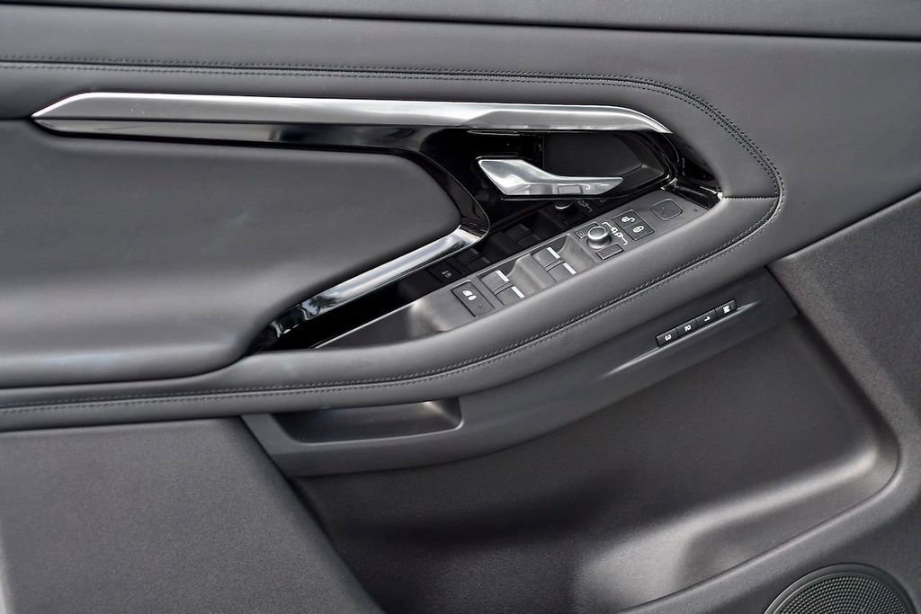 Used 2020 Land Rover Range Rover Evoque SE image 32