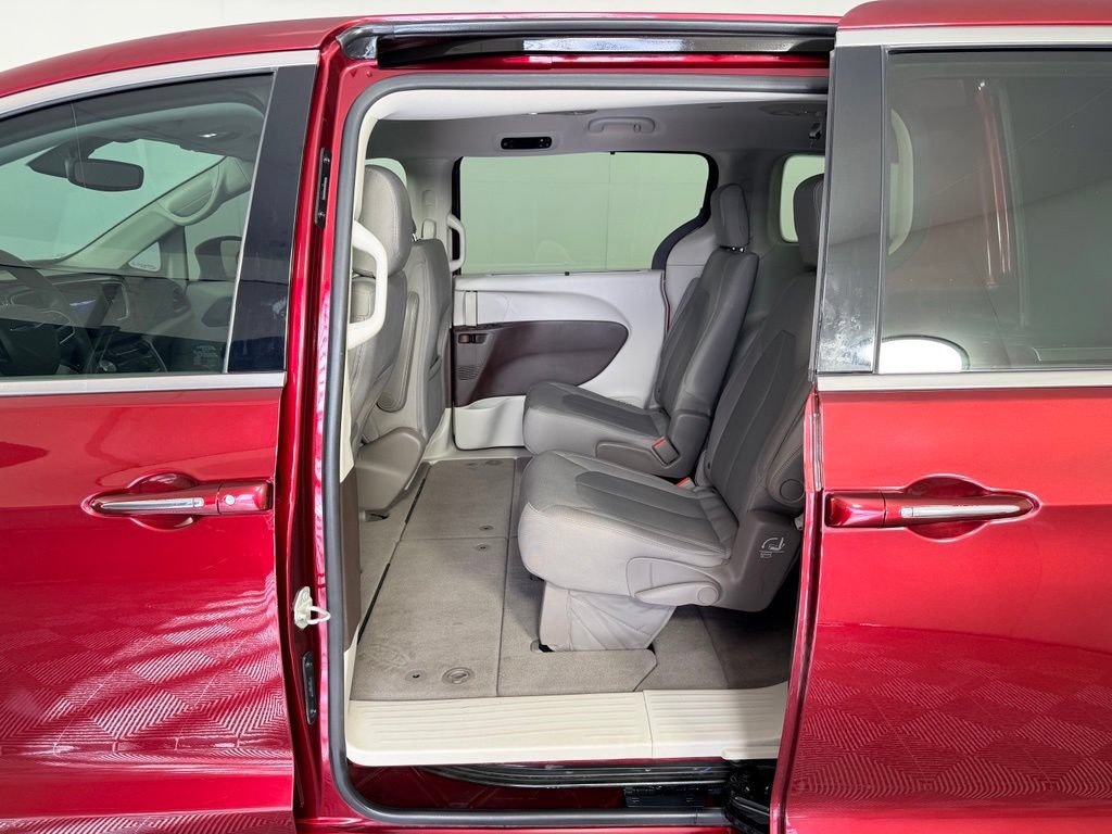 Used 2018 Chrysler Pacifica Touring Plus FWD image 28