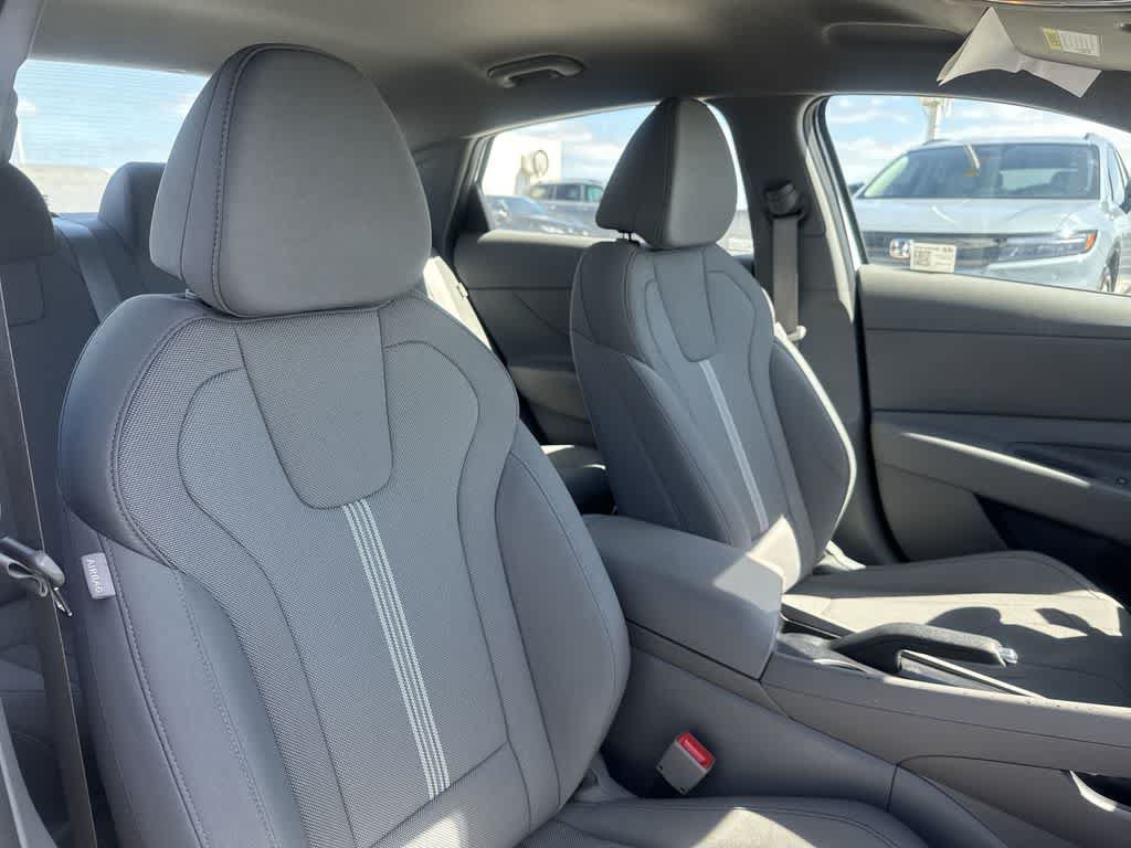 Used 2025 Hyundai Elantra SE FWD image 26