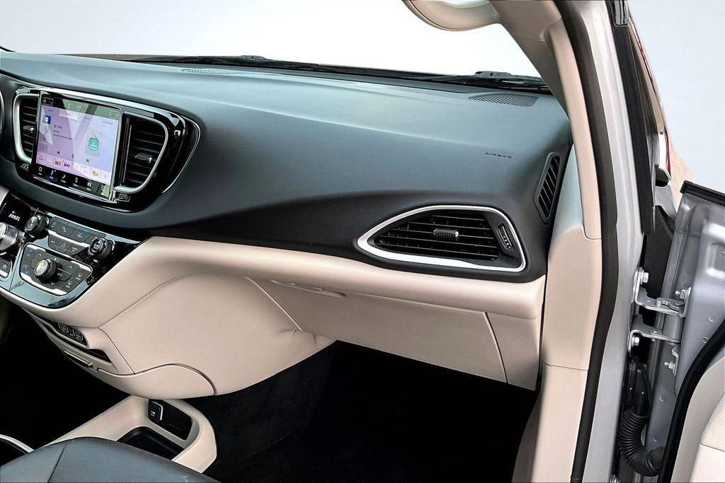 Used 2024 Chrysler Pacifica Touring-L FWD image 17