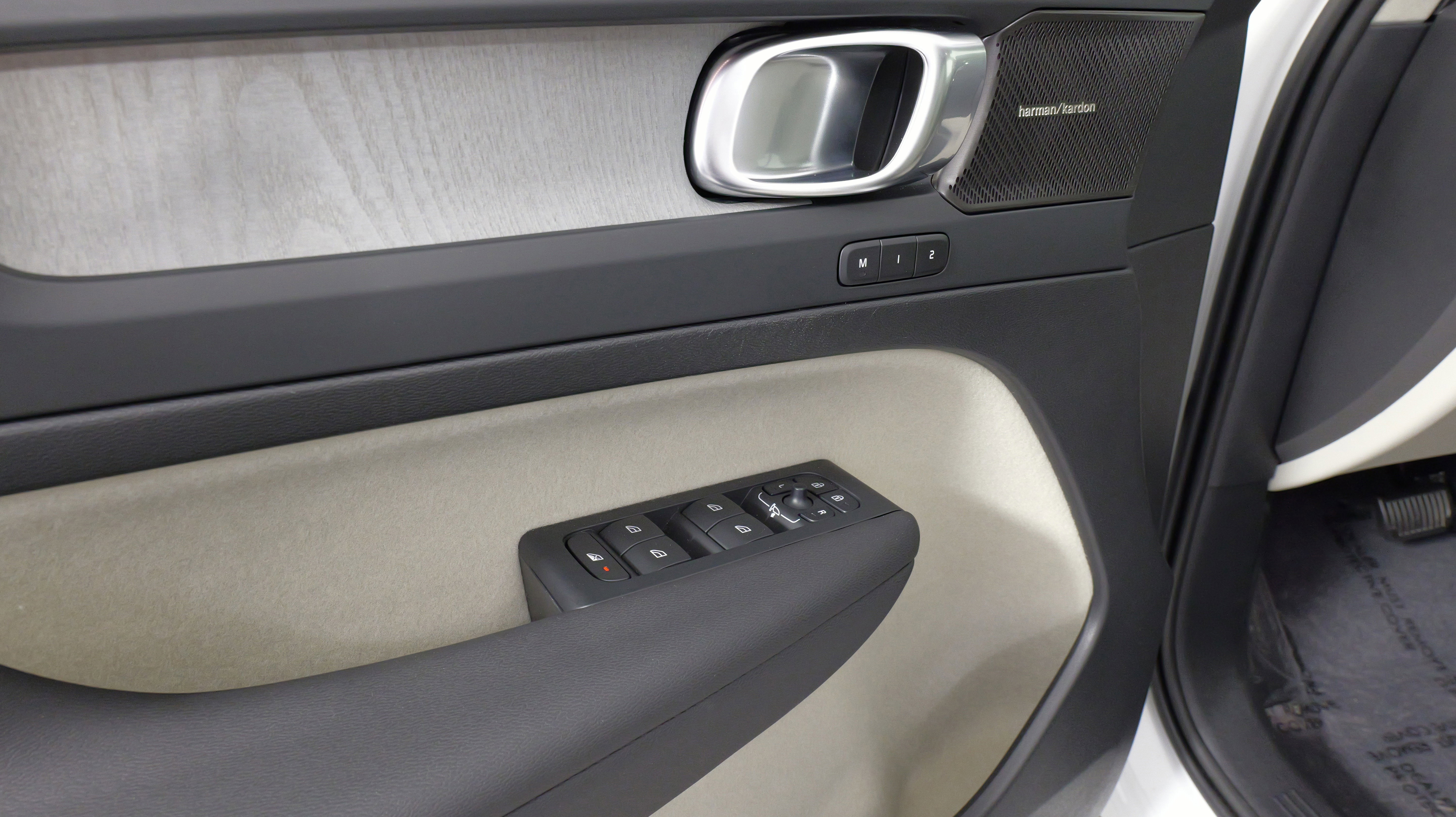 Used 2024 Volvo XC40 B5 Plus w/ Climate Package image 26