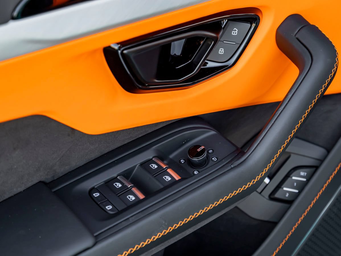 Used 2025 Lamborghini Urus SE AWD/4WD image 25