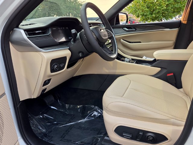 New 2026 Jeep Grand Cherokee Limited w/ Luxury Tech Group II RWD image 14