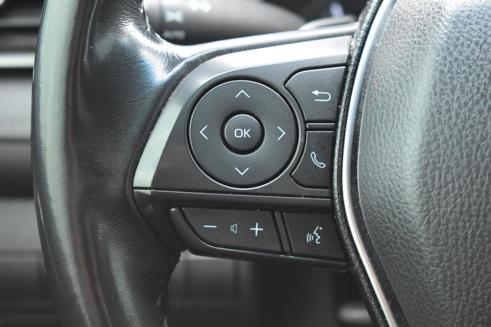 Used 2020 Toyota Camry SE FWD image 6