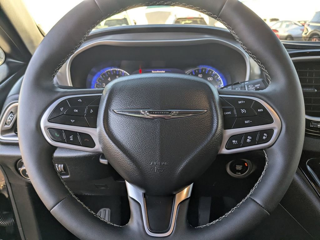 Used 2025 Chrysler Pacifica Select image 18