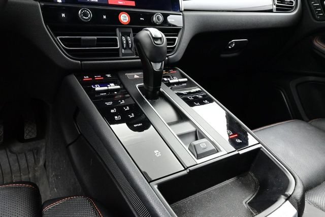 Certified 2023 Porsche Macan AWD/4WD image 11