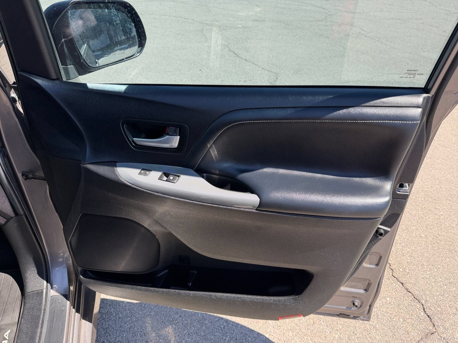 Used 2017 Toyota Sienna SE w/ SE Preferred Package FWD image 17
