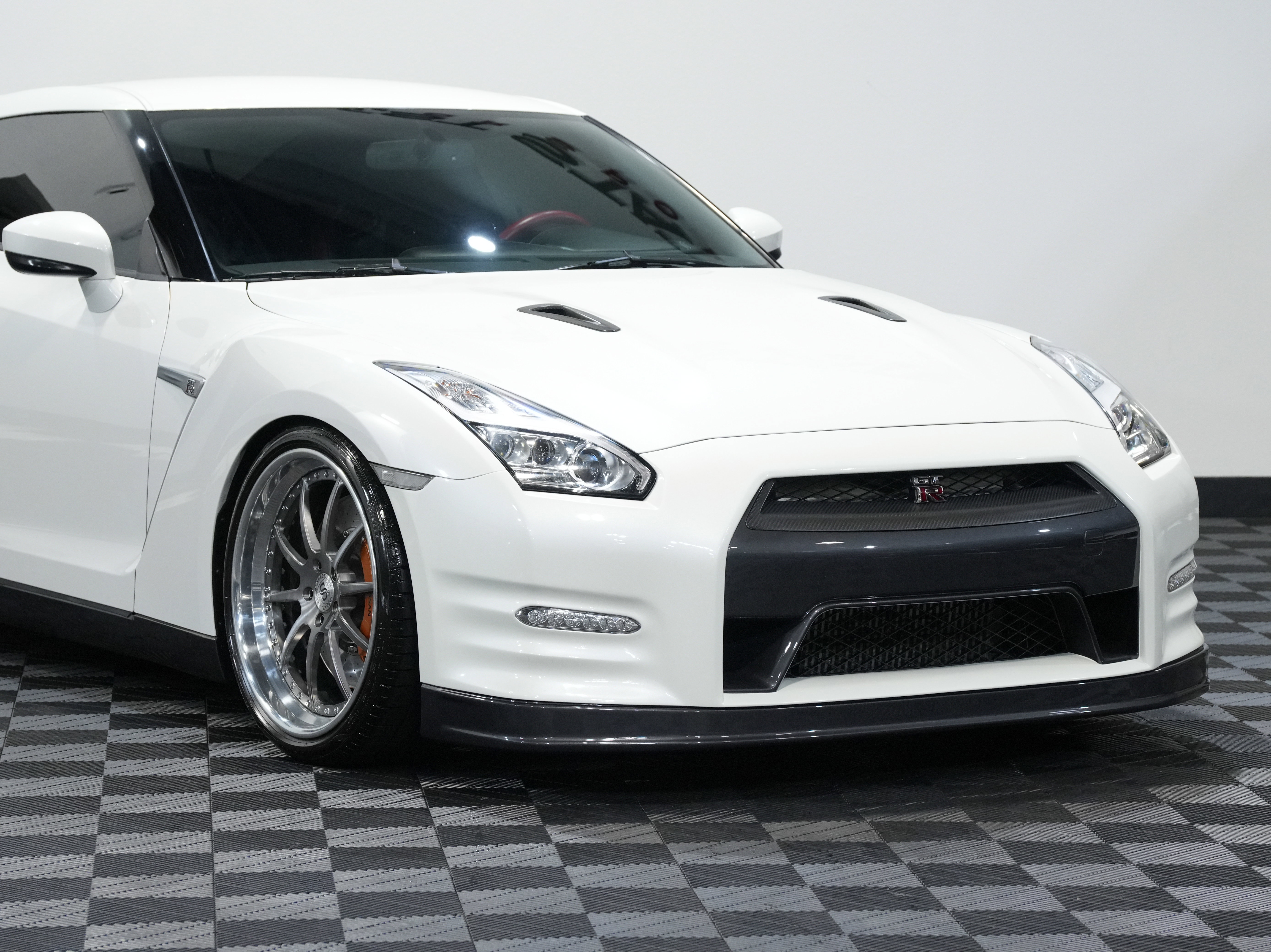 Used 2015 Nissan GT-R Black Edition image 9