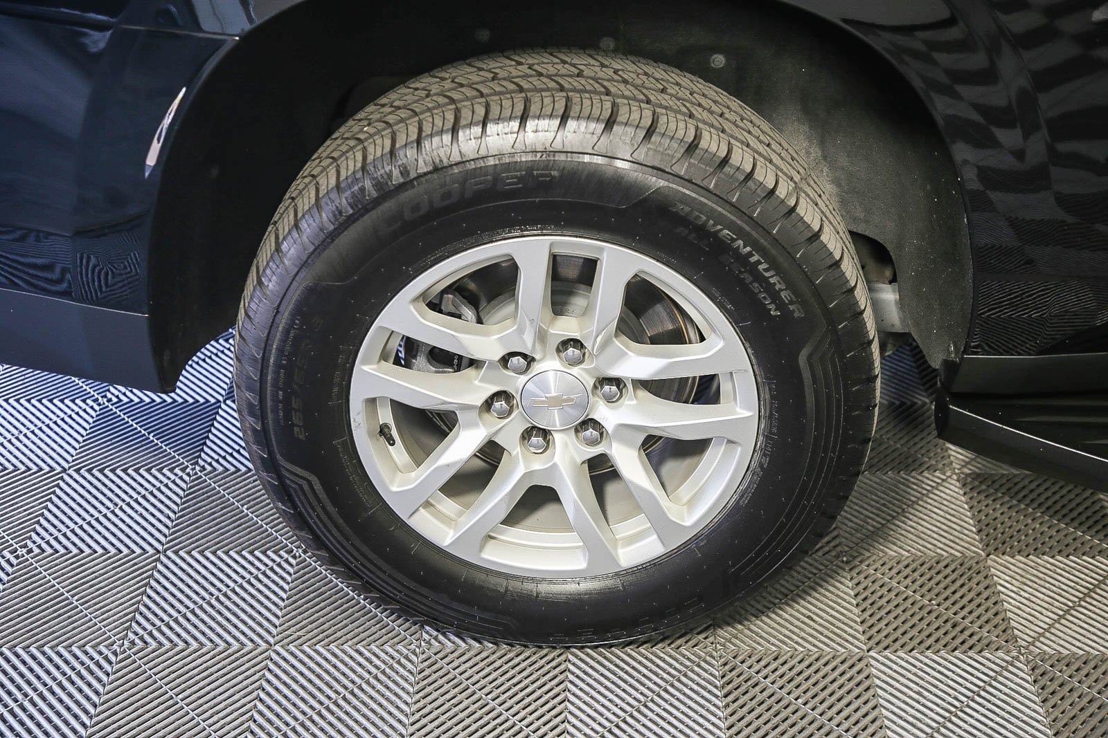 Used 2023 Chevrolet Suburban LT image 9