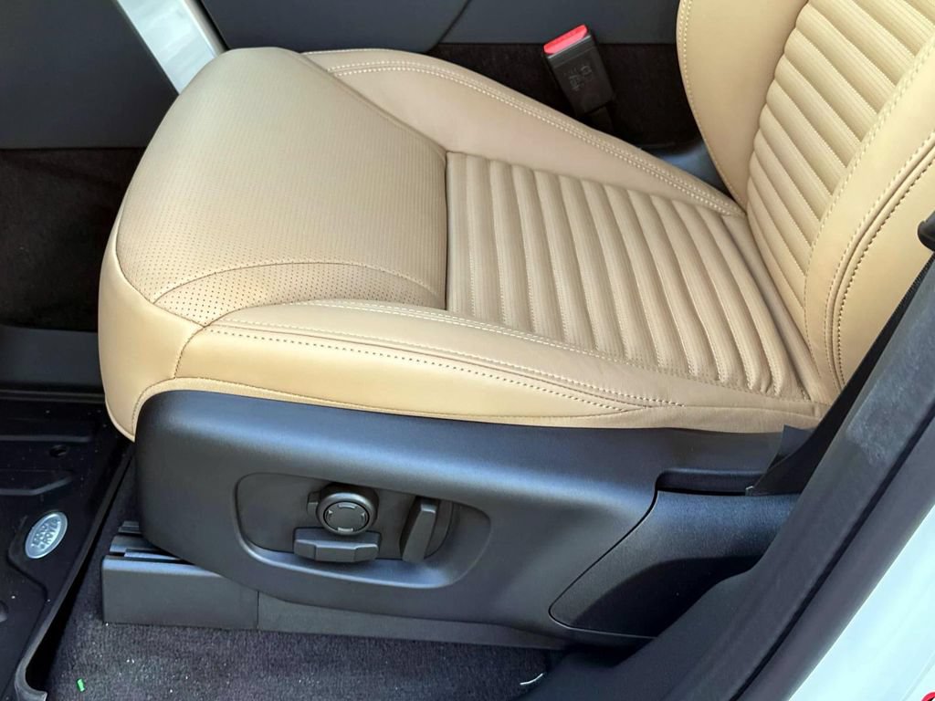 Used 2025 Land Rover Discovery Dynamic SE AWD/4WD image 17