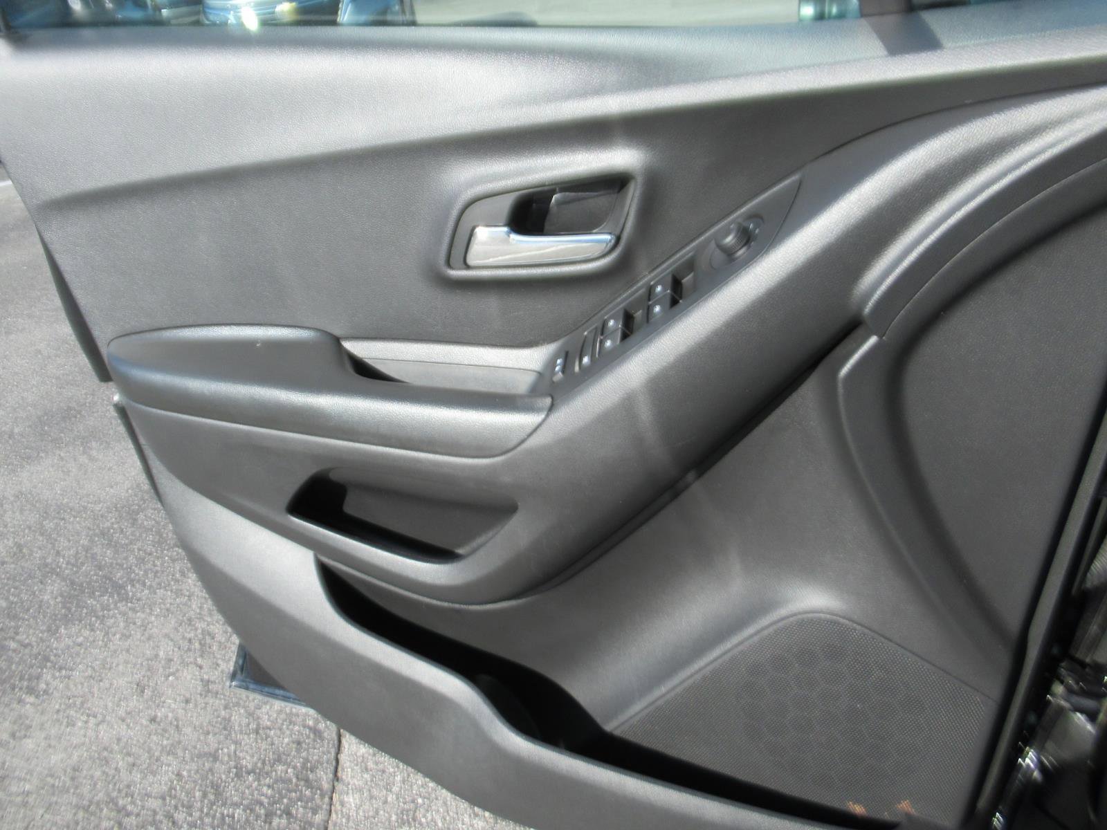 Used 2022 Chevrolet Trax LS w/ Tint and Cruise Package image 26