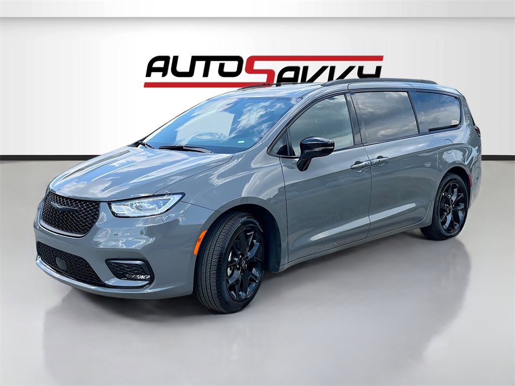 Used 2025 Chrysler Pacifica Limited image 3