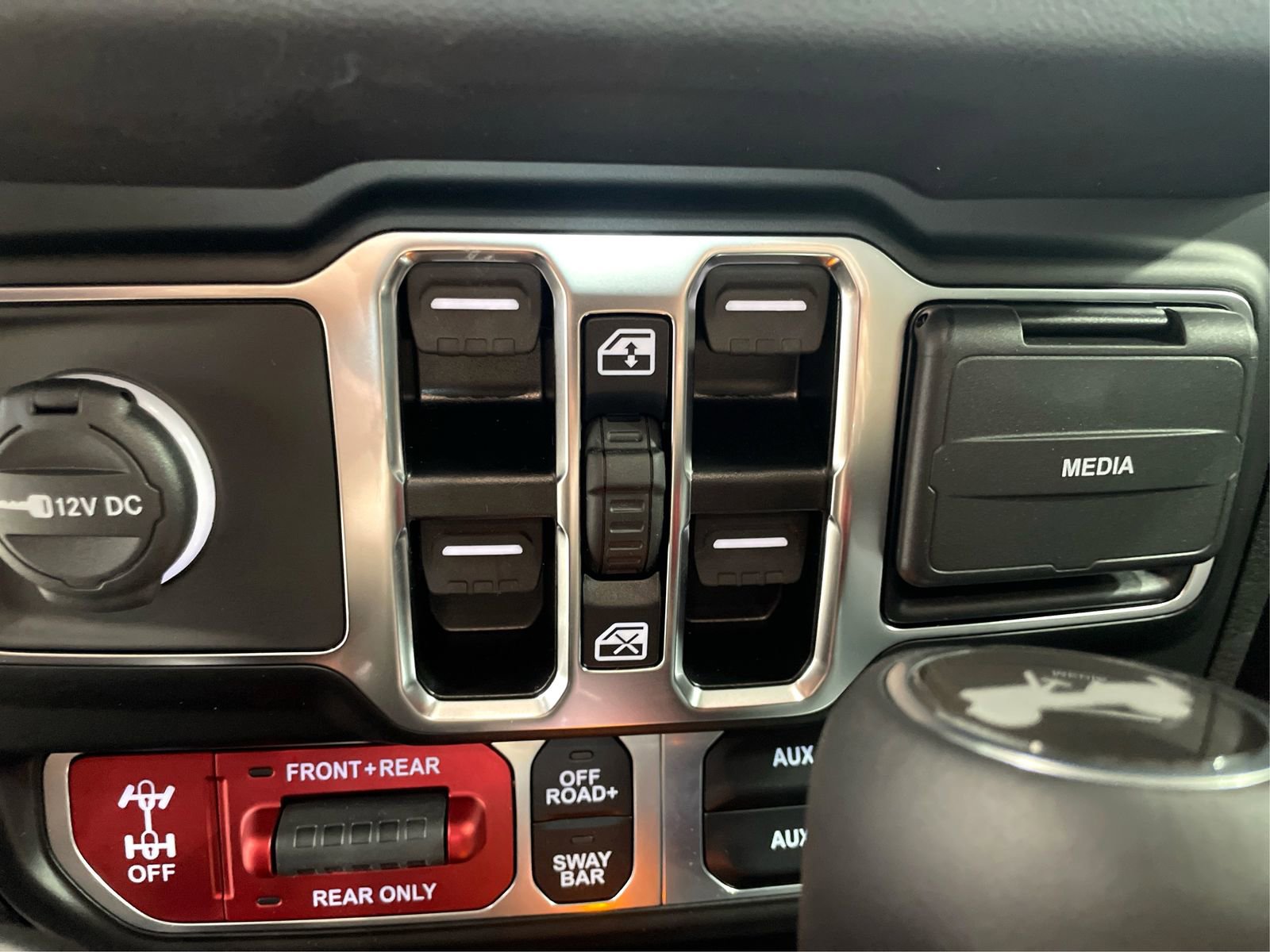 Used 2024 Jeep Wrangler Unlimited Rubicon w/ Technology Group image 30