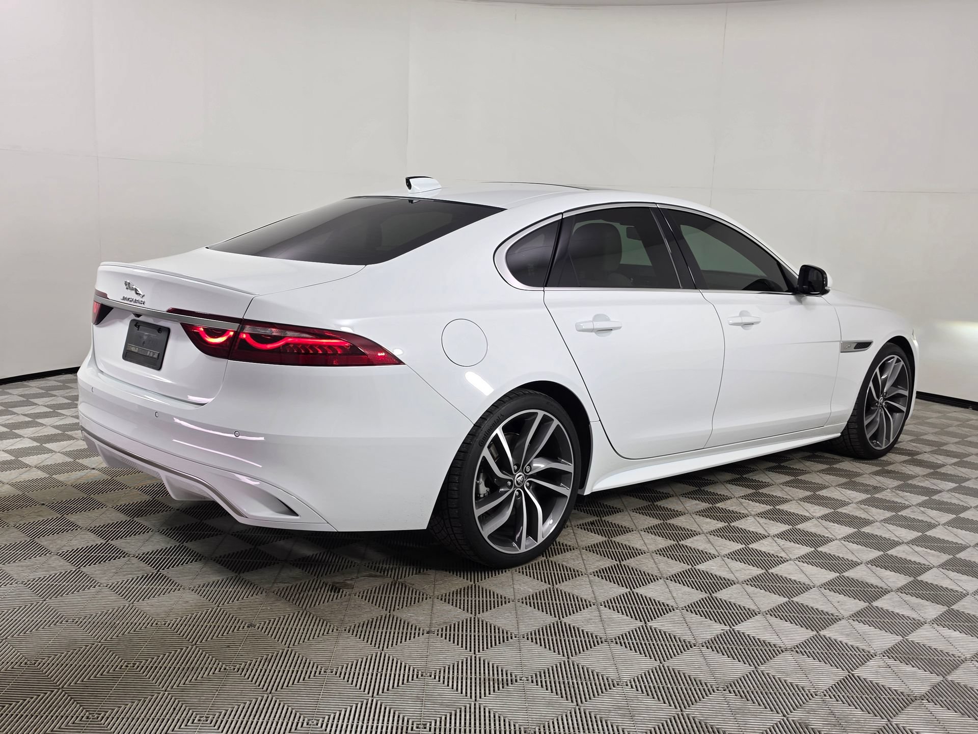 Used 2024 Jaguar XF R-Dynamic SE AWD/4WD image 7