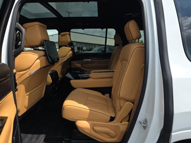 Used 2025 Jeep Grand Wagoneer Series III w/ Rear Seat Video Group 1 AWD/4WD image 29