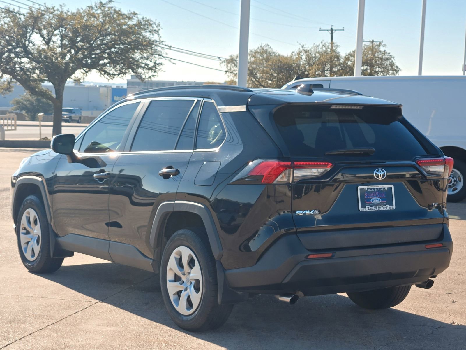 Used 2021 Toyota RAV4 LE image 5