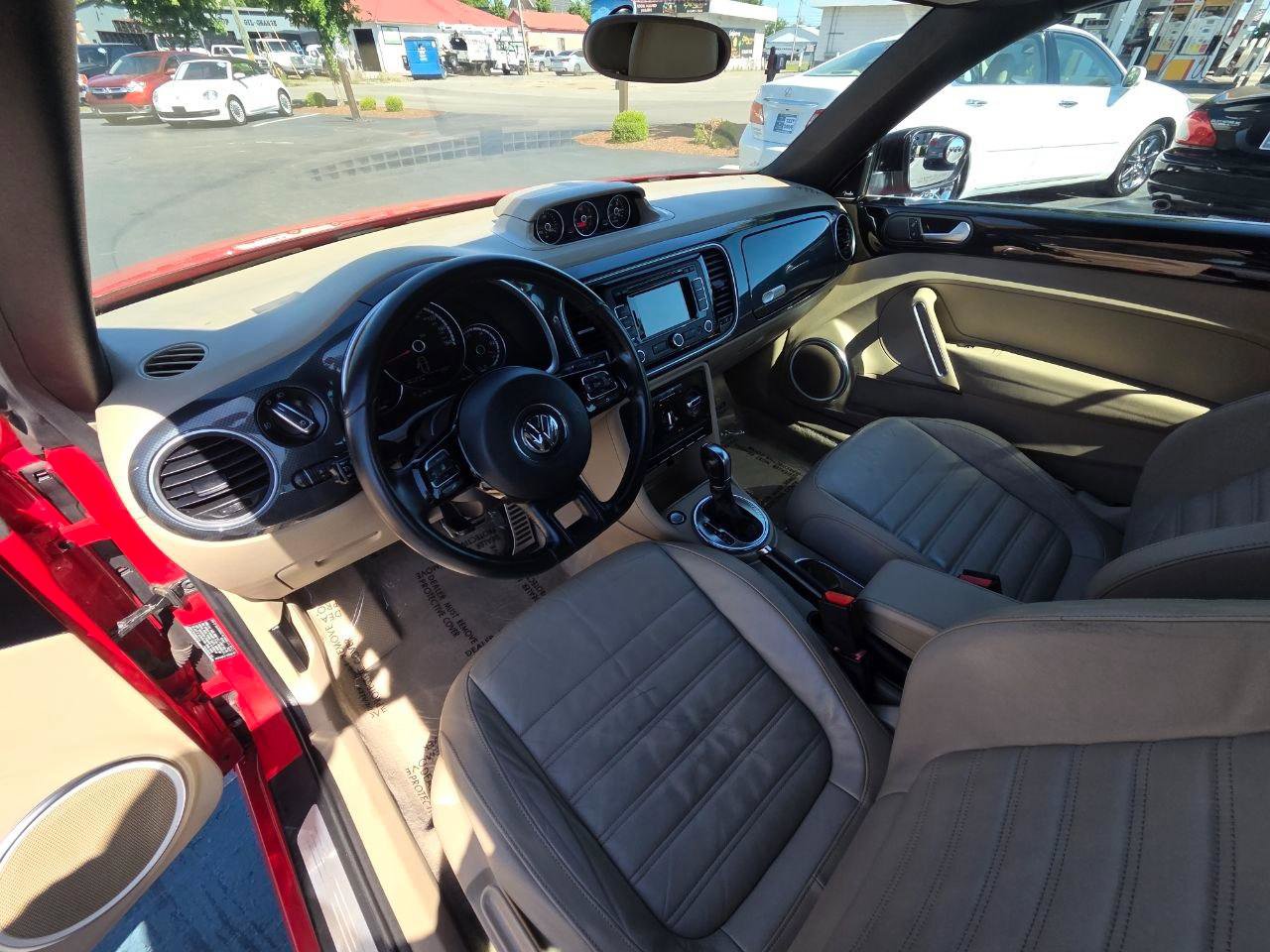 Used 2013 Volkswagen Beetle Turbo 60's Edition FWD image 13
